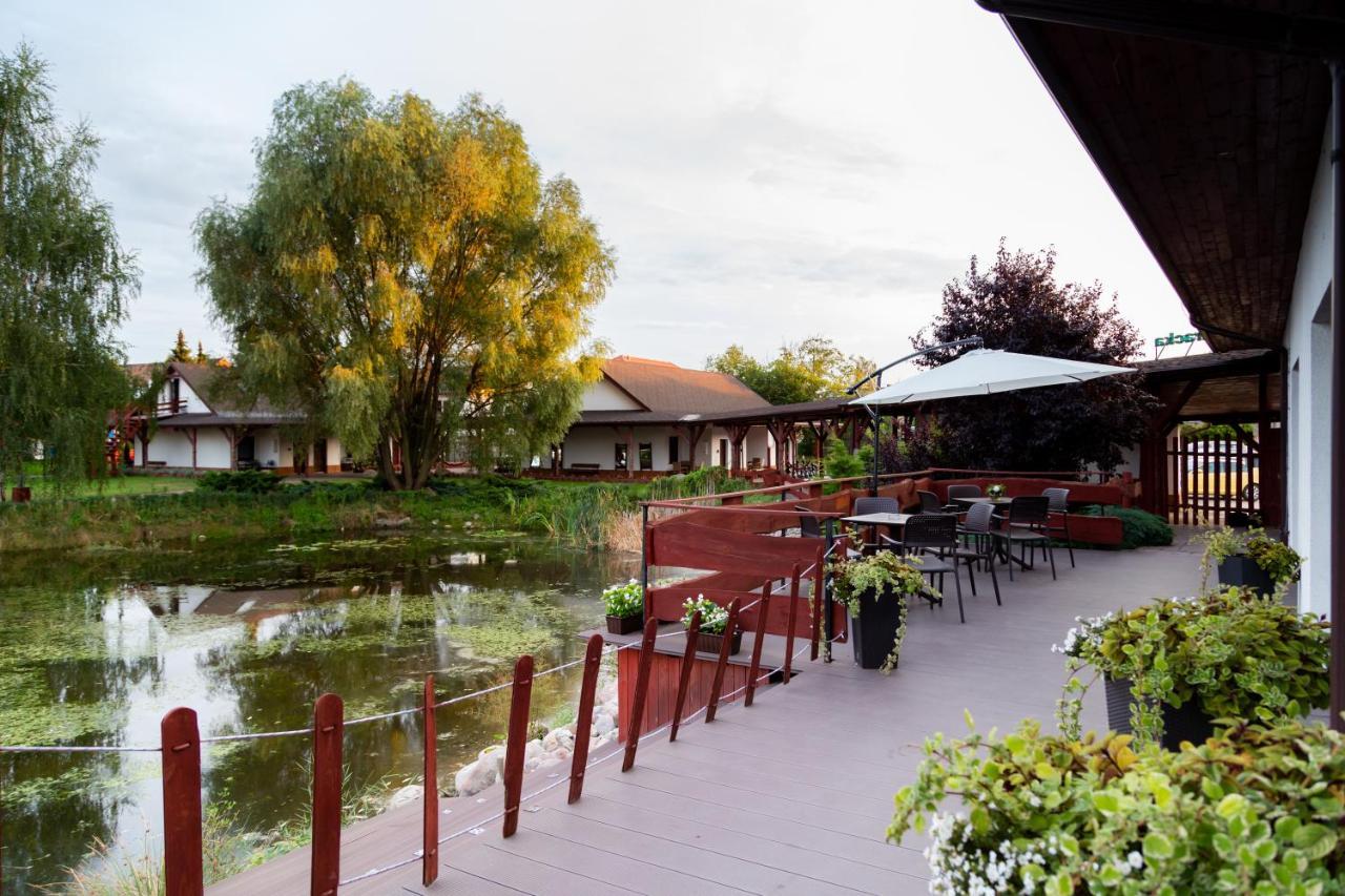 Hotel Nenufar Косцян Екстер'єр фото